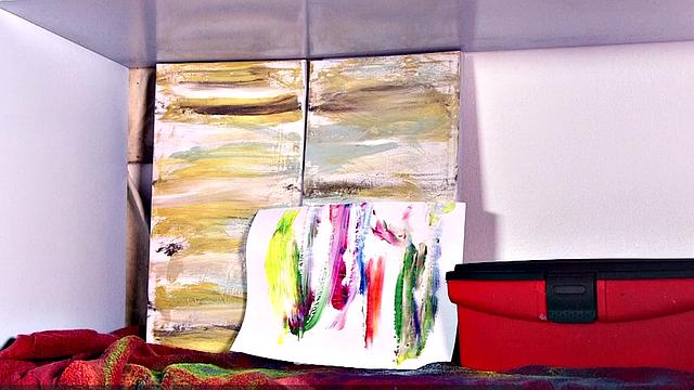 Саша превращает свои огромные сиськи в картину и бурно кончает