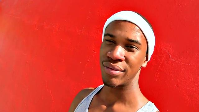 чёрный качок трахается с белым парнем на улице