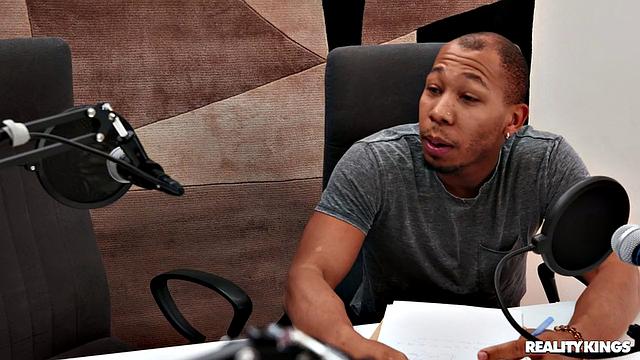 Афина Фарис отсасывает Рикки Джонсону в прямом эфире, пока тот пытается держаться на интервью на радио - страстный отсос и секс в студии между взрослыми моделями, когда разговор заходит далеко за пределы эфира.