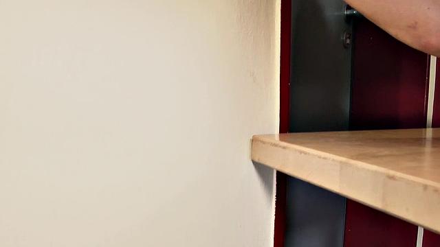 Босс-милфа отсасывает и трахается в офисе