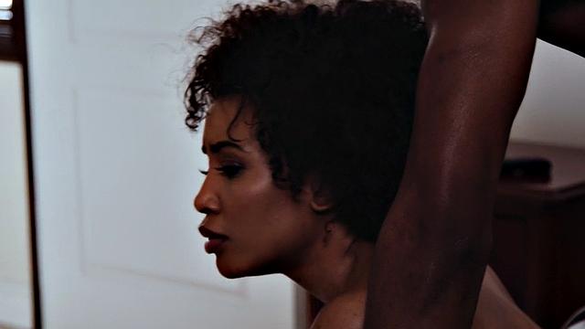 Черная сводная сестра сводит сводного брата с ума своей жопой