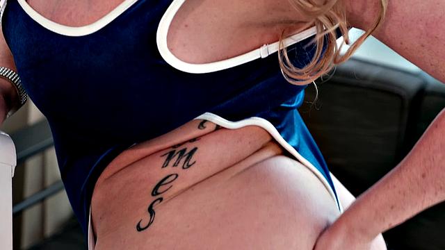 Holly Wood: Big Boobs & Bikinis