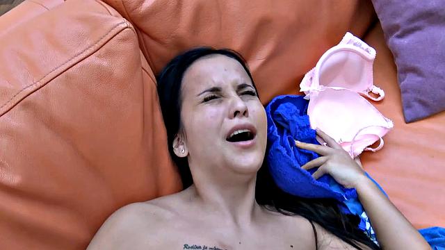 Czech chick offers sex for cash to collector with tattoos & longhair