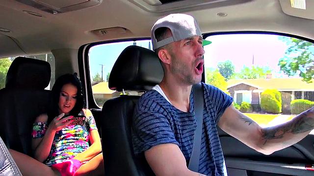 американка в бейсболке получает анальный секс и минет у дырки в стене