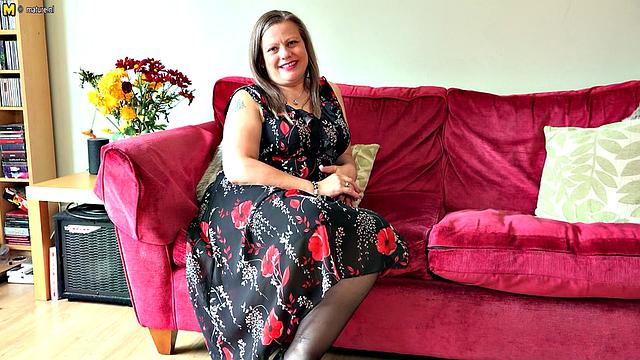 британская зрелка раздевается и умоляет о жёстком сексе