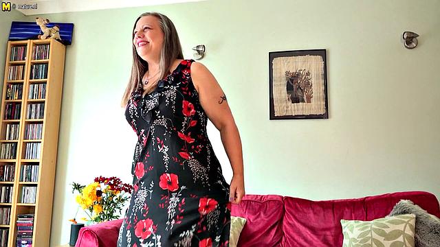 британская зрелка раздевается и умоляет о жёстком сексе