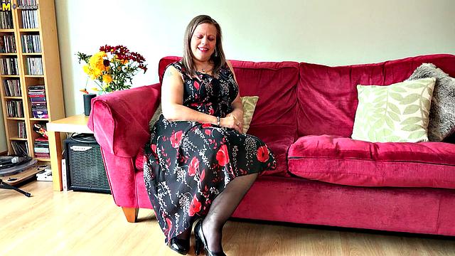 британская зрелка раздевается и умоляет о жёстком сексе