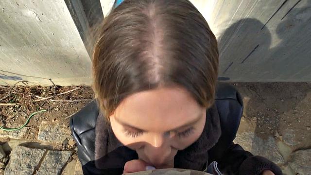 на улице шлюха орет от белого хуя, лужа под ней - это не дождь