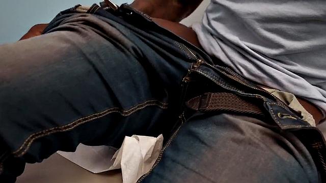 Сочная зрелая врач принимает толстый черный член в кабинете