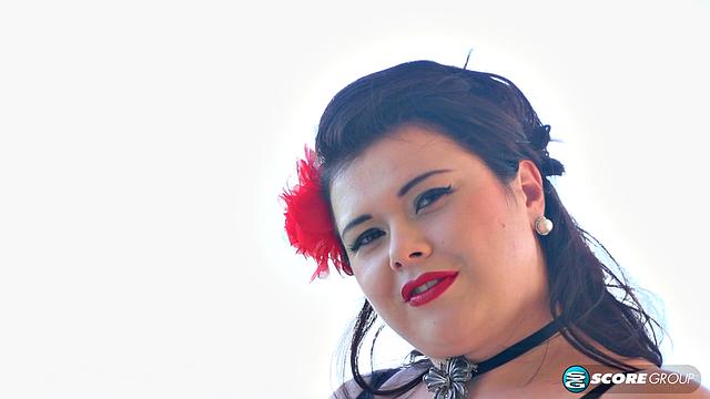 Роксанна дрочит на балконе в кружевном белье