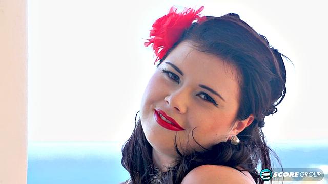 Роксанна дрочит на балконе в кружевном белье