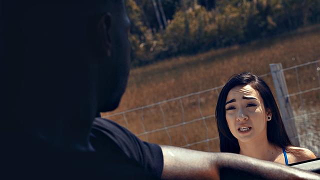 Кайли Джей тормозит фургон, а сама попадает в бдсм и bbc-приключение