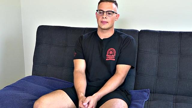 Amateur hairy jock with sexy body jerks on casting