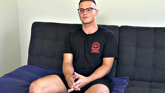 Amateur hairy jock with sexy body jerks on casting