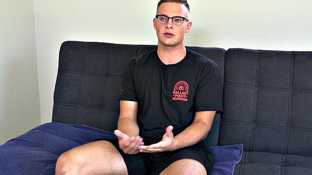 Amateur hairy jock with sexy body jerks on casting