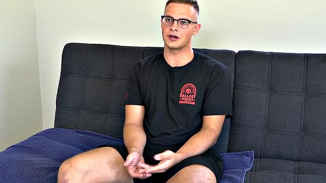 Amateur hairy jock with sexy body jerks on casting