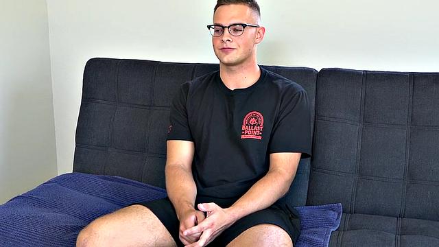 Amateur hairy jock with sexy body jerks on casting