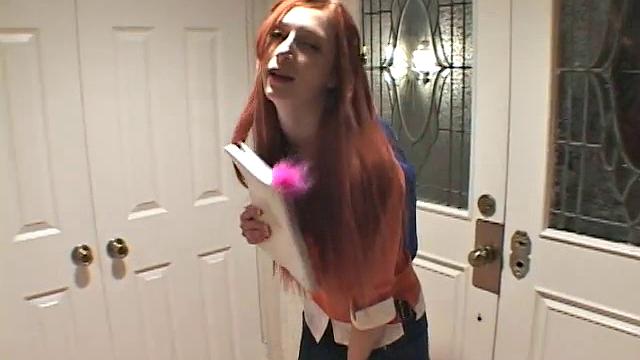 Рыжая Little Lara весело справляет нужду - домашний туалет превращается в шоу!