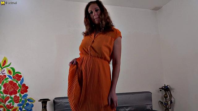 озорная милфа мастурбирует и подкалывает сама себя