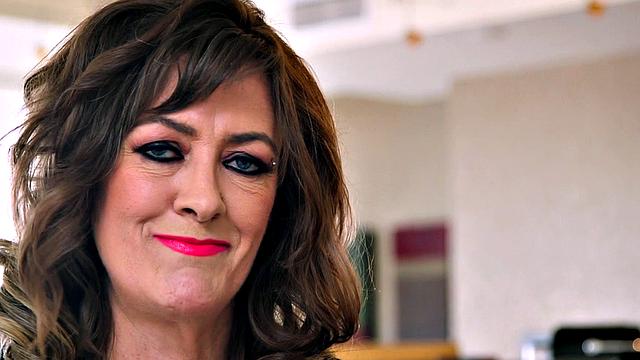 зрелая брюнетка рискует семьёй ради кастинга и горячего траха