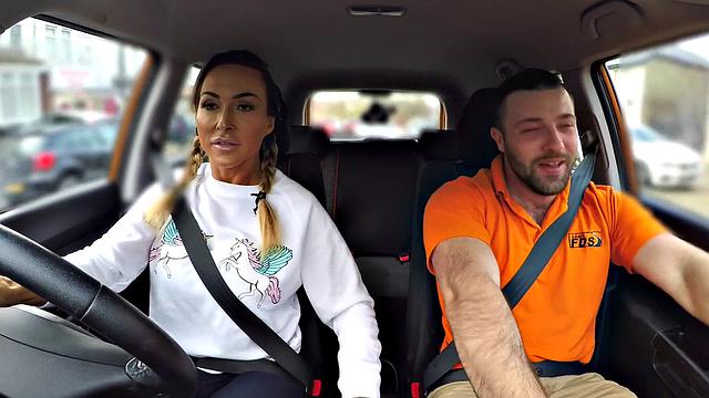 татуированная фитоняшка садится сверху задом наперёд - спортзал ей уже не нужен