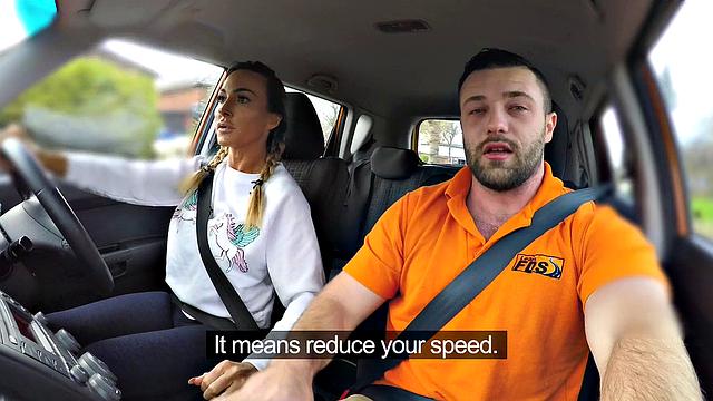 татуированная фитоняшка садится сверху задом наперёд - спортзал ей уже не нужен