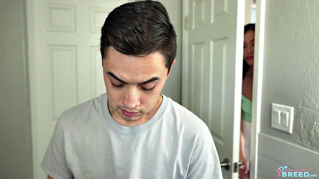 пышногрудая мачеха дженнифер уайт выжимает сперму из пасынка до конца