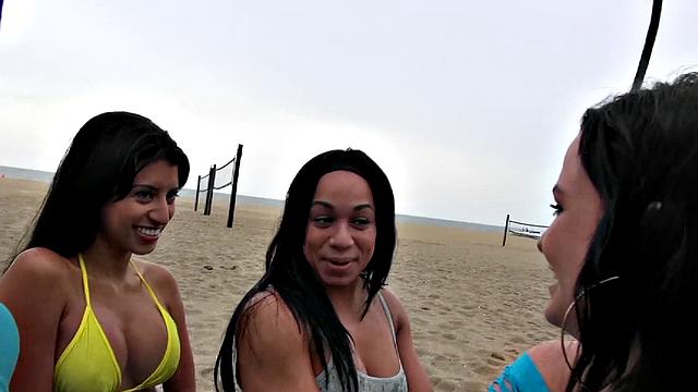 горячие красавицы в бикини дико трахаются в отеле