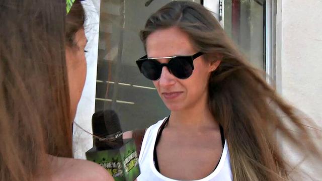 горячие красавицы в бикини дико трахаются в отеле