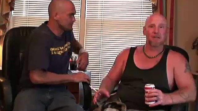 Рэй заставляет Дональда стонать на коленях