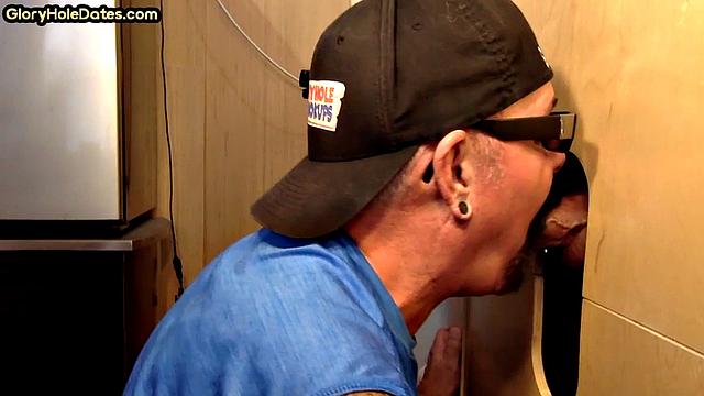 Gloryhole DILF mouthjizzed in amateur BJ