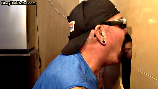 Gloryhole DILF mouthjizzed in amateur BJ