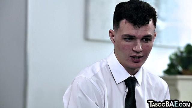 пышногрудая бабуля ловит двойной трах в жёстком тройничке