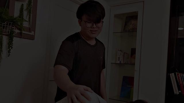 Taiwan YoYo has an old friend from Uni visit and fuck her