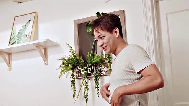 Taiwan YoYo has an old friend from Uni visit and fuck her