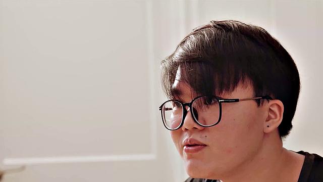 Taiwan YoYo has an old friend from Uni visit and fuck her