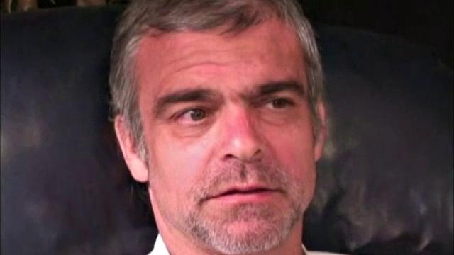 зрелый мужик майк дрочит и заливает себя спермой