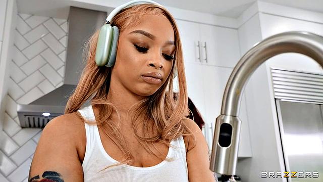 Кира Перез и Advoree меряются страстью - бывшие девушки устроили тройничок с Kyle Mason, чтобы никто не скучал.