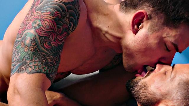 Tattooed top stud bareback bangs asshole till cumshot