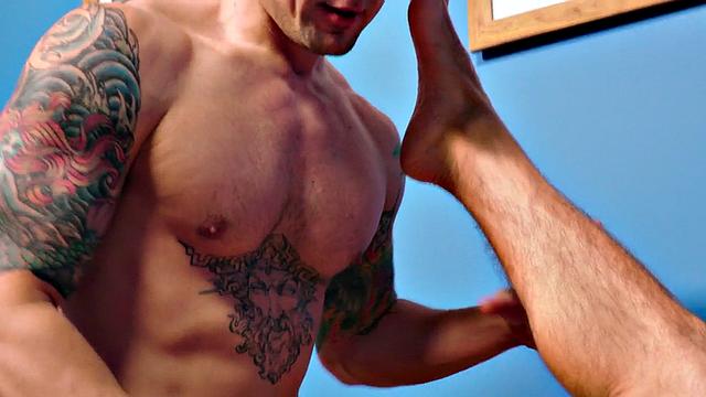 Tattooed top stud bareback bangs asshole till cumshot