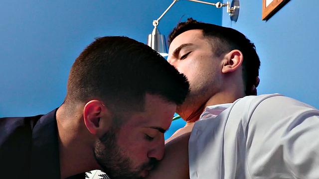 Tattooed top stud bareback bangs asshole till cumshot