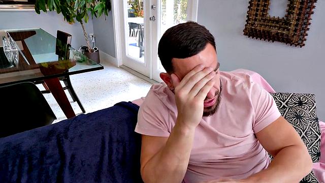 Сочная милфа скачет на большом белом хуе и получает густую сперму в киску