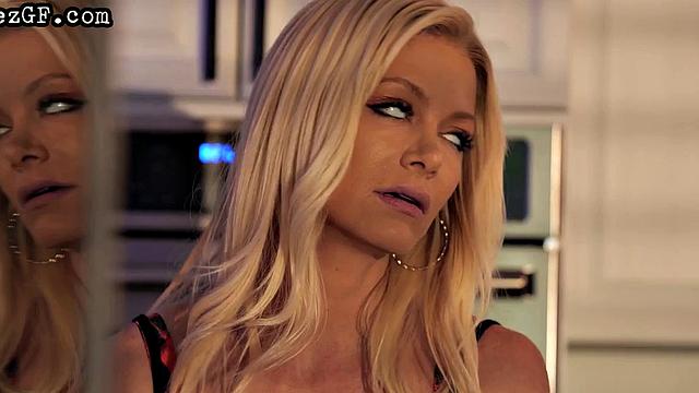 две блондиночки ушли с вечеринки и нашли своё счастье в киске