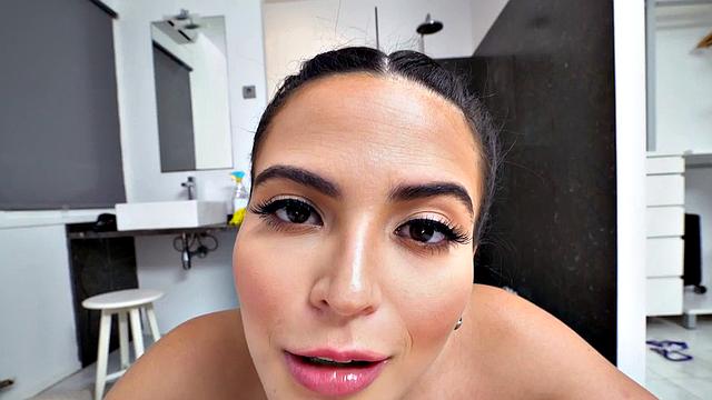 латинская горничная глотает по полной, а потом трахается раком на кухне-уборка с перчинкой