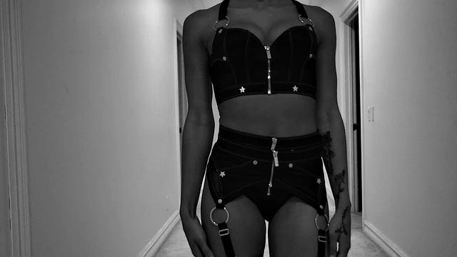 Black Babe Sucks A Big White Cock Before An Interracial Hard Fuck