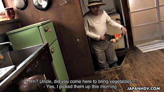 Шури Майхама устраивает овощной салат прямо в письке