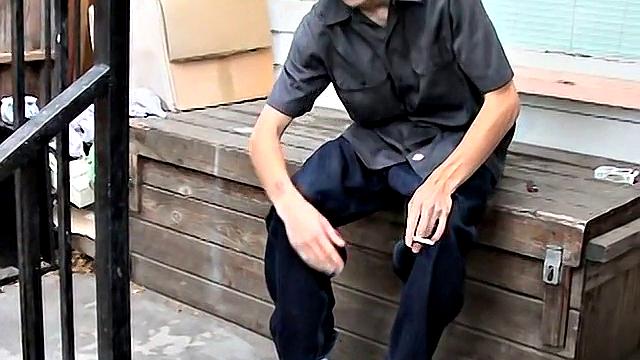 Стрейт-парень: шоу ног на улице - Иан Мадрок