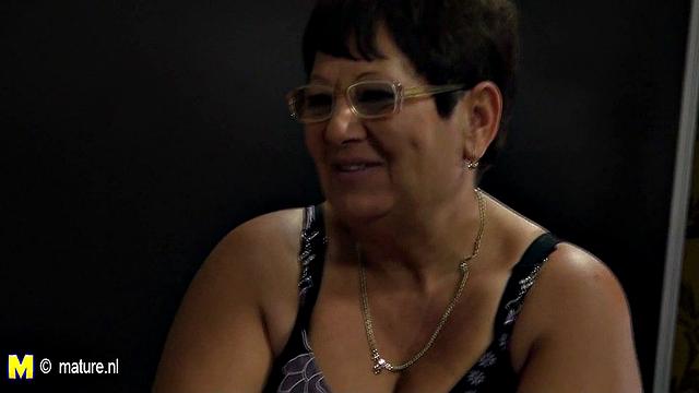 три зрелых шлюхи крутятся вокруг одного члена