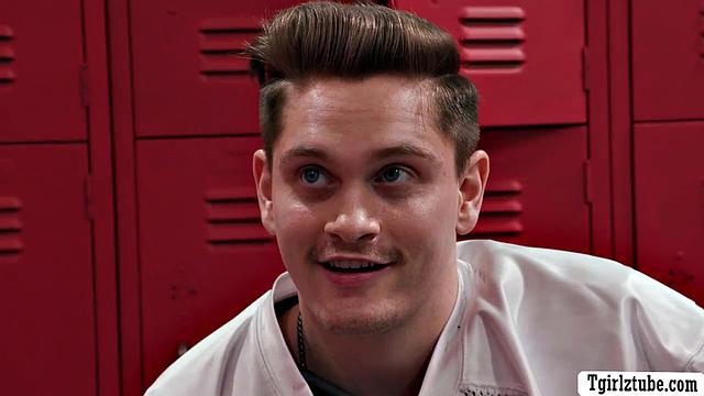 Секс с транс-девушкой после неудачи в игре - Jay Tee и Lola Morena в страстном анал-сюжете в раздевалке.