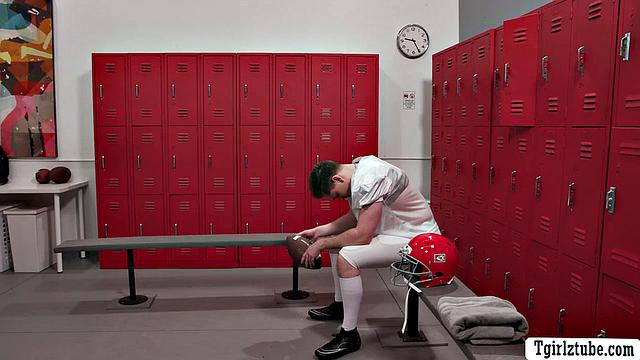 Fucking my crush in locker to make him happy